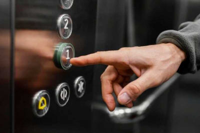 В Подмосковье возбудили уголовное дело после того, как мужчина упал при резком торможении лифта